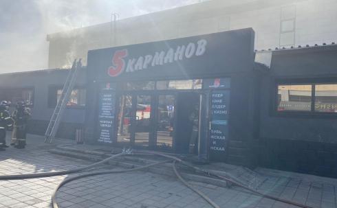 В Караганде горит рыночный комплекс «Акжолтай».