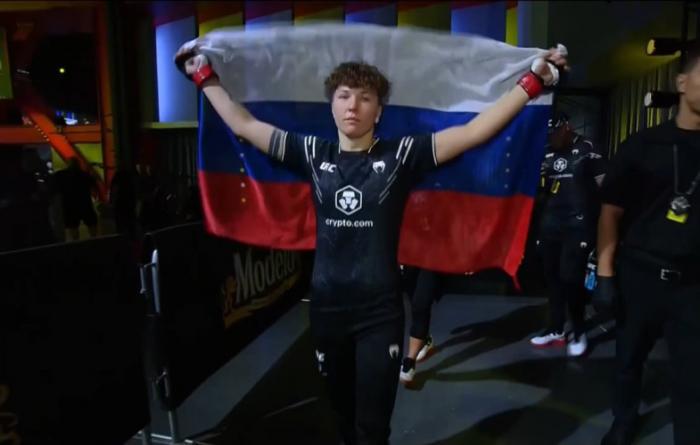 Уроженка Казахстана вышла на бой в UFC с российским флагом. ФОТО