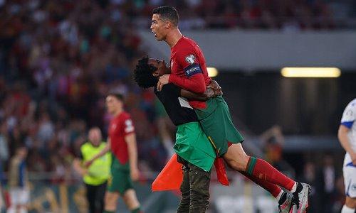 Фанат атаковал Криштиану Роналду во время матча отбора Евро-2024