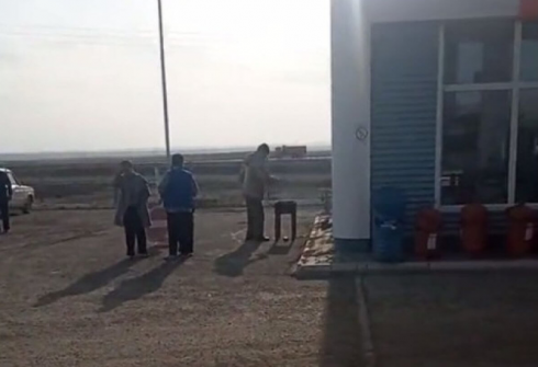 Шашлыки жарила возле АЗС группа людей в Карагандинской области