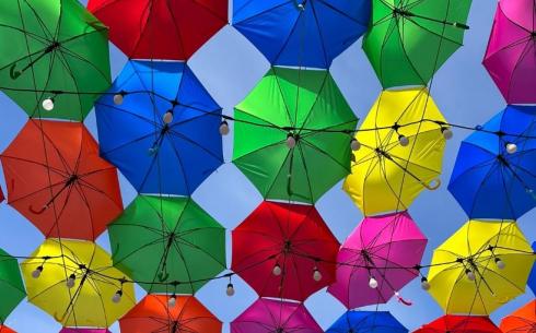 Фотозону из ярких зонтиков завершили в Центральном парке Караганды