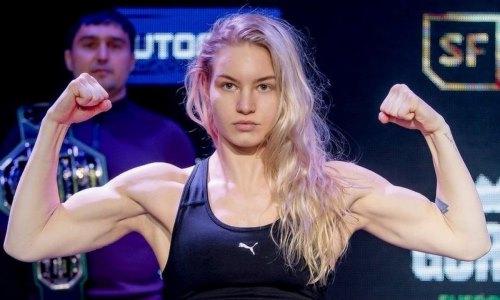 Красотка из России разделась догола перед боем на UFC 294. Фото