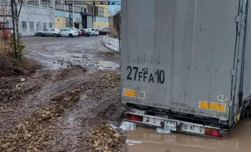 В Караганде в районе ХМК в огромной яме застревают грузовые машины