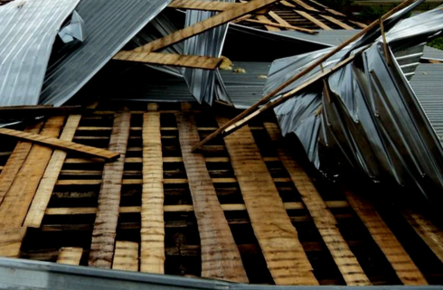 Ураганный ветер сорвал кровли с сельской школы и жилой пятиэтажки в Карагандинской области
