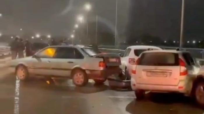 12 автомобилей столкнулись из-за снега и гололеда на мосту в Актобе
                29 октября 2023, 05:18