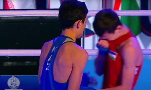 Казахстанский боксер разгромил и заставил плакать узбекистанца в полуфинале юниорского ЧА-2023. Видео