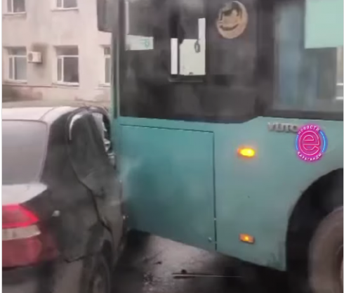 В Караганде автобус № 118 столкнулся с легковым автомобилем