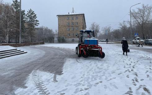 Чистить от снега парки и скверы начали в Караганде
