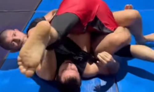 Хабиб Нурмагомедов измучил в поединке призера Олимпиады-2020 по борьбе. Видео