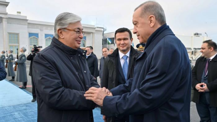 Токаев лично проводил Эрдогана в аэропорту Астаны
                03 ноября 2023, 18:29