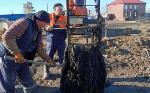 Рабочие «Караганды Су» продолжают доставать бытовой мусор из канализационного коллектора