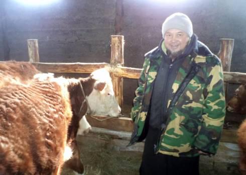 Глава крестьянского хозяйства помог углём нуждающимся семьям из Шетского района
