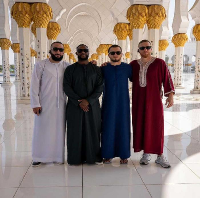 Бойцы UFC посетили мечеть в Абу-Даби. ФОТО