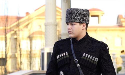 В Чечне объяснили неожиданное появление сына-боксера Рамзана Кадырова с оружием