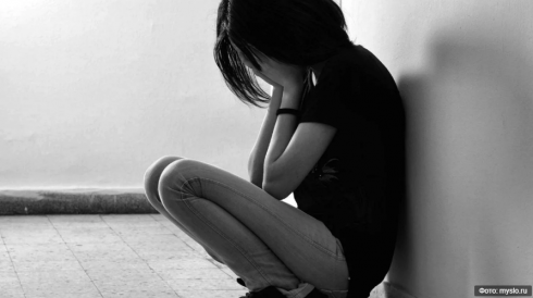 15-летняя девочка забеременела после изнасилования собственным отцом в Карагандинской области
