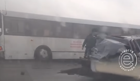 Четыре человека пострадали при столкновении рабочего автобуса «АМТ» и легковой машины под Карагандой