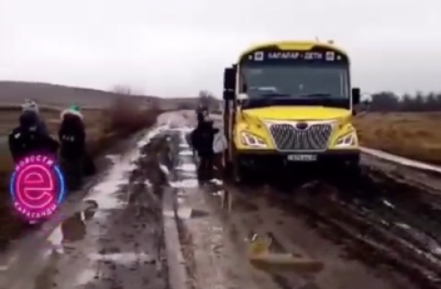 Школьный автобус «утонул» в грязи на подъездной дороге к поселку Шерубай-Нура Карагандинской области