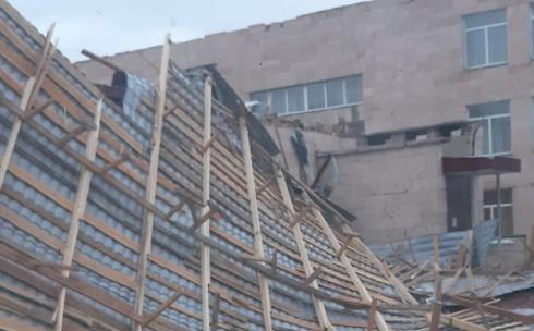Из-за сорванной ветром кровли в одной из школ Карагандинской области учеников перевели на дистанционное обучение