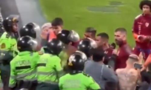 Полиция избила дубинками футболистов сборной после матча отбора ЧМ-2026. Видео