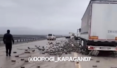 «Думал, хана!»: кирпичи с большегруза разлетелись по трассе после ДТП в Карагандинской области