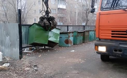 После нареканий акима Караганды, «ГорКомТранс» начал ремонтировать и красить мусорные контейнеры