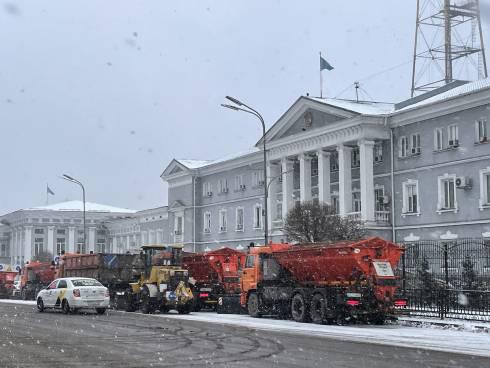 Спецтехника и дорожные рабочие начали чистить улицы Караганды от снега