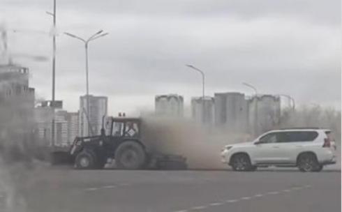 Зачем спецтехника поднимает пыль на дорогах в Караганде
