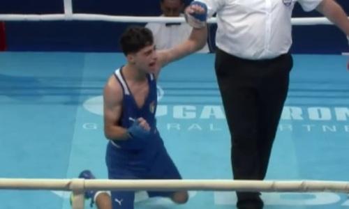 Казахстанский боксер заставил соперника ползать на коленях. Видео