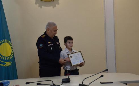 В Караганде наградили школьников, спасших мальчика во время штормового ветра