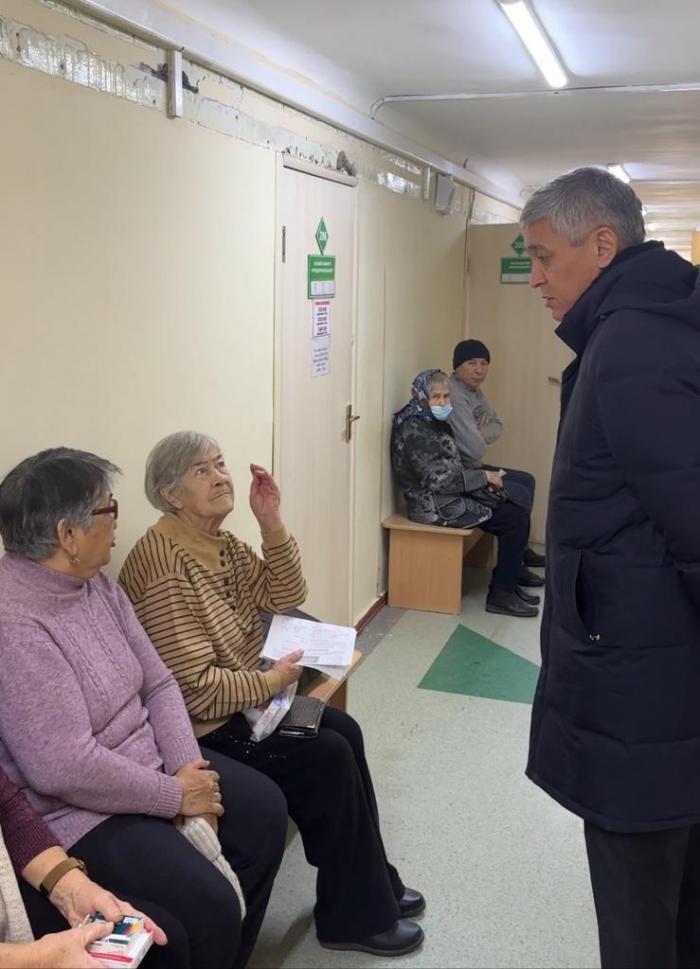 Аким Карагандинской области без предупреждения посетил две поликлиники