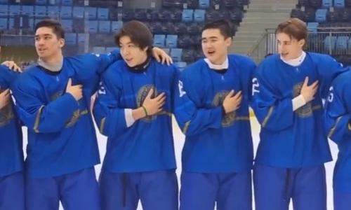 Казахстанские хоккеисты исполнили национальный гимн капелла на молодежном ЧМ-2024. Видео