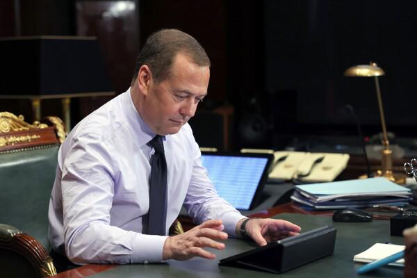 Медведев допустил внесение точечных поправок в Конституцию РФ