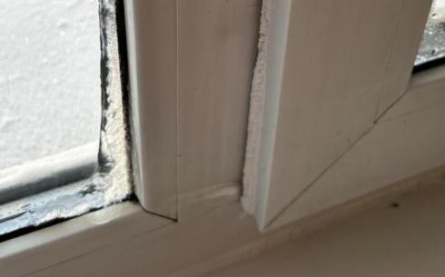 Карагандинка пожаловалась на холод в областной больнице: на окнах лед