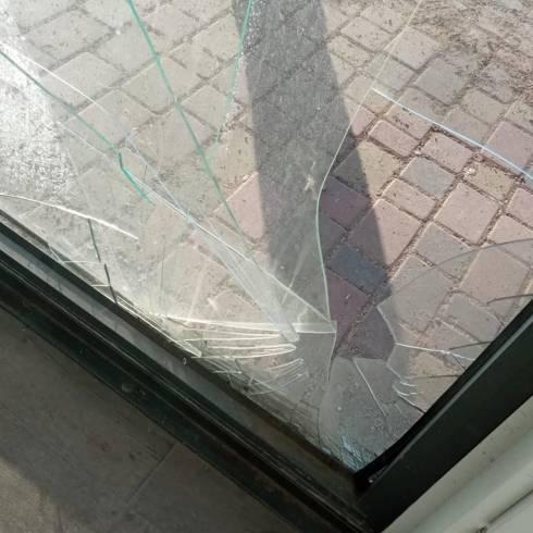 Карагандинцы жалуются на разбитые стекла теплой остановки на ДК горняков
