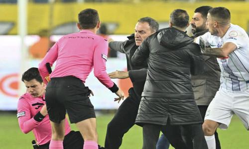 Президент турецкого футбольного клуба подал в отставку после избиения судьи
