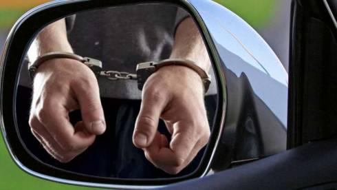 Мужчина похитил портфель с мобильником и деньгами из салона авто в Караганде