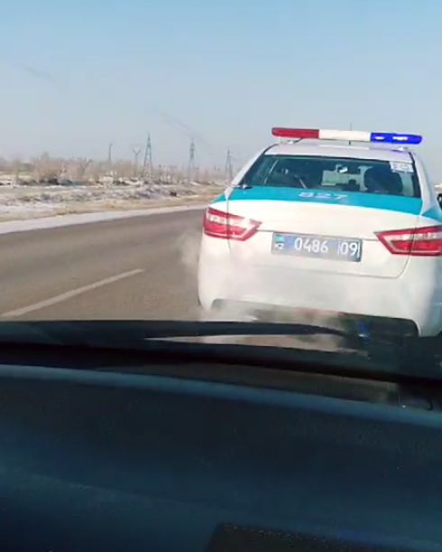 Водитель поблагодарил полицейских, которые взяли на буксир его замерзший и заглохший автомобиль рядом с Абаем