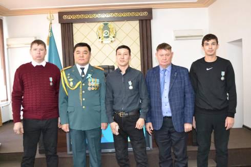 В Караганде наградили горняков, спасших коллегу во время взрыва на шахте Костенко