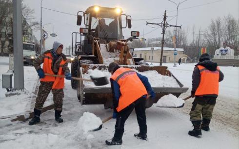 Дорожные рабочие вышли на очистку снега в Караганде и Темиртау