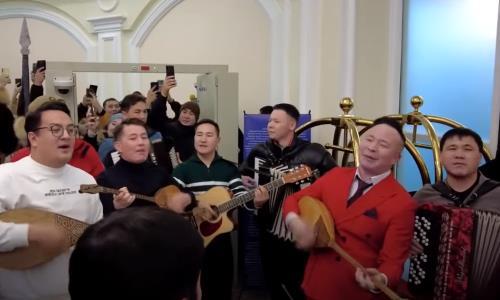 Фанаты Шавката Рахмонова «штурмовали» аэропорт Алматы. Видео