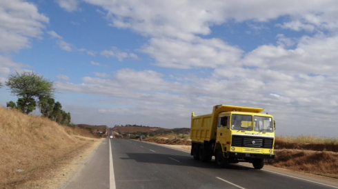 Тяжелым карьерным грузовикам запретят проезд по дорогам общего пользования в Казахстане