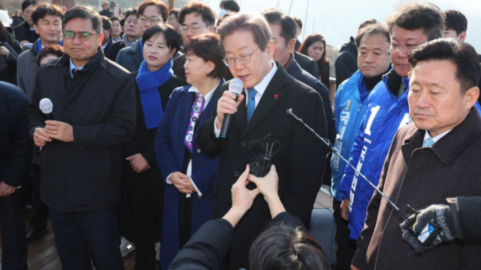 Лидера оппозиции Южной Кореи ударили ножом в шею во время пресс-конференции
                02 января 2024, 20:52