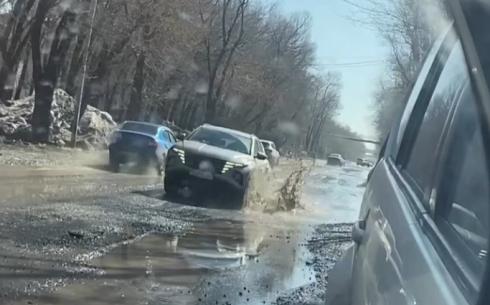 Привлечь к ответственности за ямы на дорогах: видеоролик карагандинского правозащитника попал в популярный паблик