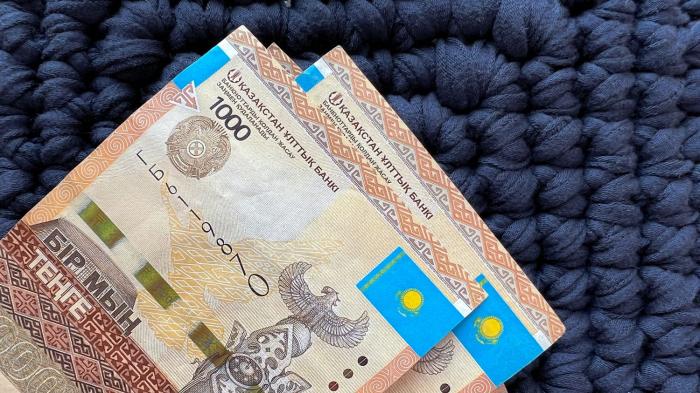 На бирже доллар продается ниже отметки   500 тенге