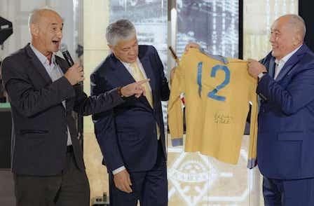 Успехи «Кайрату» приносят пожелания журналиста и его дорогой подарок