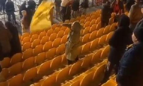 Победный танец поклонницы Кайрата  после разгрома Жетысу