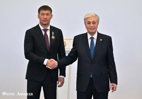 Президент Касым-Жомарт Токаев наградил Шавката Рахмонова
