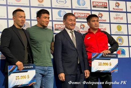 Нуркожа Кайпанов получил квартиру за золото на ЧМ по вольной борьбе