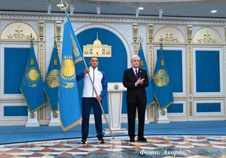 Желаю всем успехов и побед – президент вручил Государственный флаг знаменосцам олимпийской и паралимпийской команд Казахстана