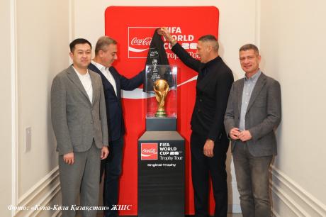 Алматыда жүздеген жанкүйер FIFA™ футболдан әлем чемпионатының кубогын тамашалады